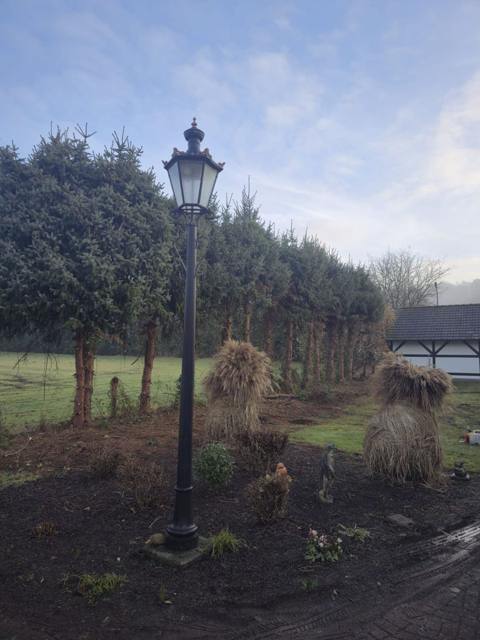 Neu angelegtes Beet an der Gartenlaterne