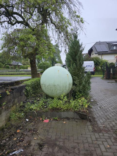 Eingefasste Bepflanzung am Gastank