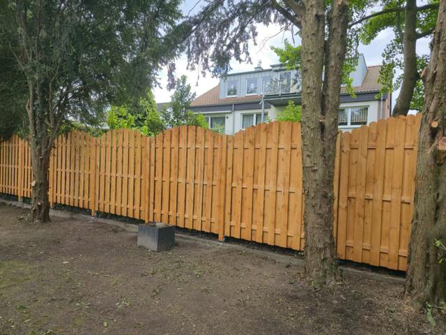 Neu gebauter Holzzaun als Sichtschutz