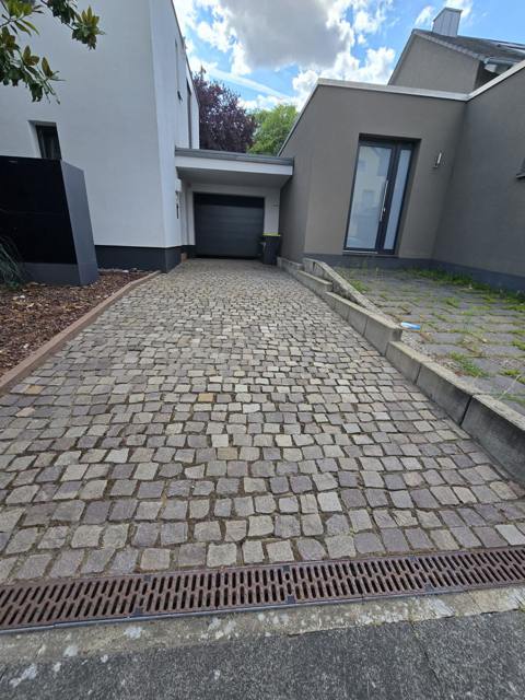 Gepflasterter Hauszugang mit Natursteinpflaster