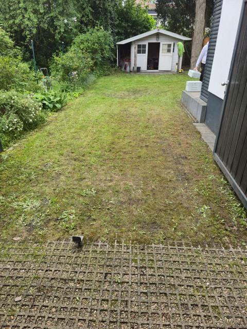 Befestigte Fläche mit Rasengittersteinen am Gartenhaus