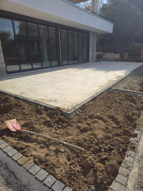 Neu verlegte Terrassenfläche mit Erdarbeiten